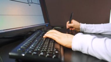 Tablet 27. El yakın bir mühendisi düzeni Cad sisteminde düzenleme, boyut bir elektronik ekran kalemi tutan Lcd monitörde imzaladı.