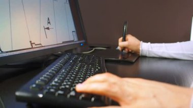 Tablet 28. Lcd ekran, elektronik kalem tutan hatta kırma düzeni Cad sistemi, düzenleme bir mühendis el yakın çekim.