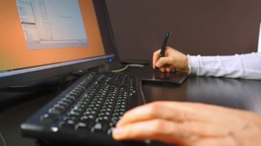 Tablet 26. Bir elektronik kalemi ve açık düzeni Lcd ekran üzerinde tutan bir grafik tasarımcı el yakın çekim.