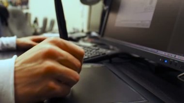 Tablet 34. Bir elektronik kalemi ve açık düzeni Lcd ekran üzerinde tutan bir grafik tasarımcı el yakın çekim.