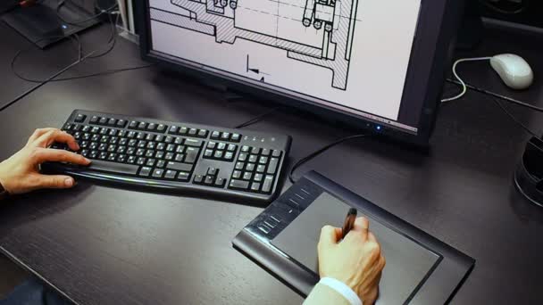 Comprimé 38. Gros plan de la main d'un ingénieur schéma d'édition dans le système CAO, dimension signée sur écran LCD, tenant un stylet électronique . — Video