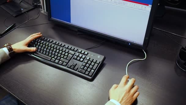 Cuadro 40. Vista a mano de un empleado abrir y editar hoja de cálculo en el monitor LCD . — Vídeo de stock
