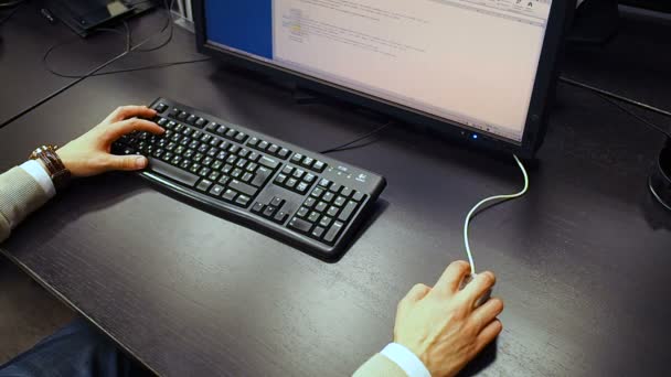 Cuadro 47. Vista a mano de un empleado abrir y editar hoja de cálculo en el monitor LCD . — Vídeos de Stock