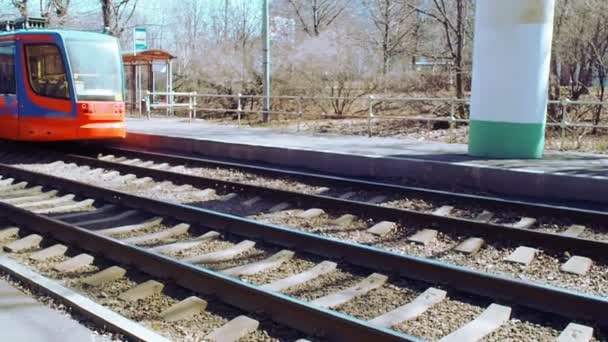 Tramvai 3. Tramvaiul 71-623 călătorește pe șine de închidere a scenei și a altor tramvaie de plecare din stație — Videoclip de stoc