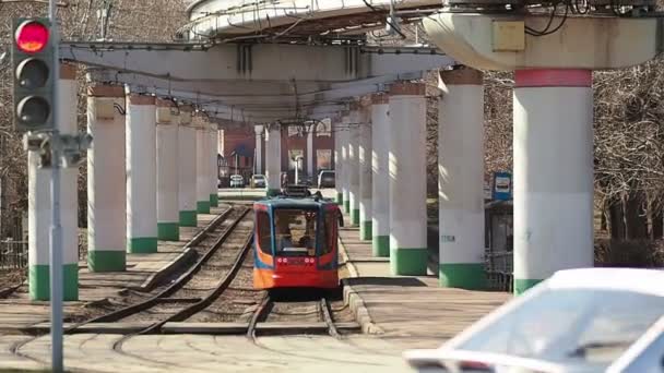 Tram 4. Tramway 71-623 partenza dalla fermata — Video Stock