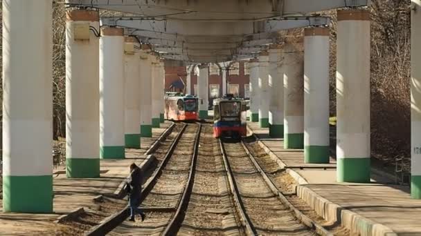 Tram 5. Tramway 71-623 arriva e 71-619 partenza la fermata — Video Stock