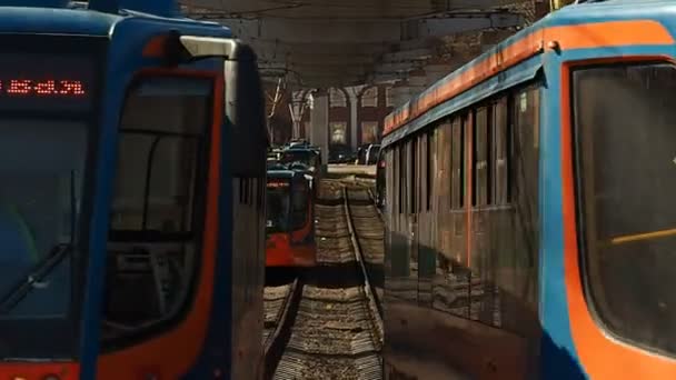 Τραμ 6. Βιασύνη τραμ 71-623 φτάνει και αναχώρηση η στάση — Αρχείο Βίντεο