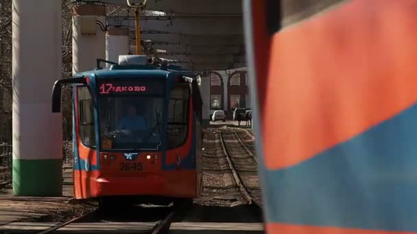 Tram 7. Tramway corsa 71-623 arriva e 71-619 partenza la fermata — Video Stock