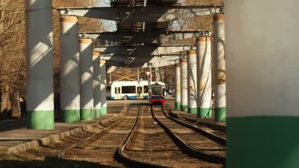 Tram 11. Tramway 71-623 movimento in lontananza e 71-619 rimanere in lontananza — Video Stock