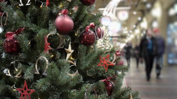 Moscow Kasım 2016 Kırmızı Toplarla Süslenmiş Noel Ağacı Gum Alışveriş — Stok video