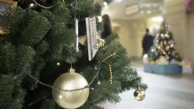GUM alışveriş merkezinde Noel ağacının yanından geçen bir ziyaretçinin videosu.