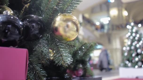 A Christmas tree decorated with Golden and black balloons stands in the lobby of the shopping center — Stock Video