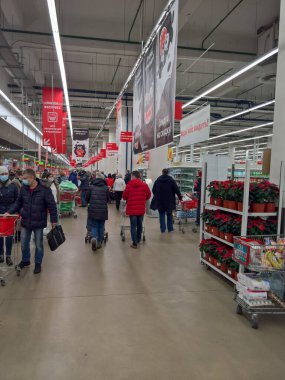 Koronavirüs salgınının ikinci dalgası sırasında Moskova 'daki Auchan mağazasında.