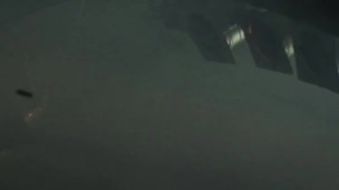 Sahne tavanının altındaki sisin içinde üç klasik sahne ışıkları yanıp sönüyor.