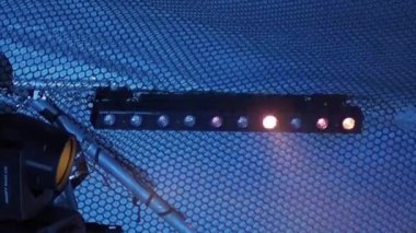 Bir sıra ampul şeklinde sahne aydınlatma armatürü siste titreşir