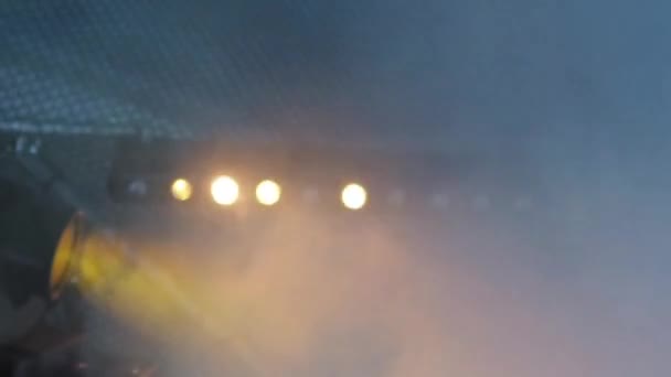 Oprawa oświetleniowa sceniczna w postaci rzędu żarówek migoczących we mgle w pętli — Wideo stockowe