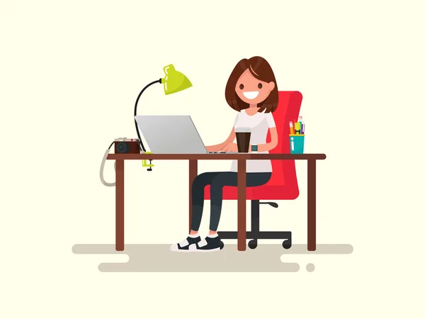 Freelance. A menina o desenhista ou fotógrafo atrás de um desktop —  Vetores de Stock