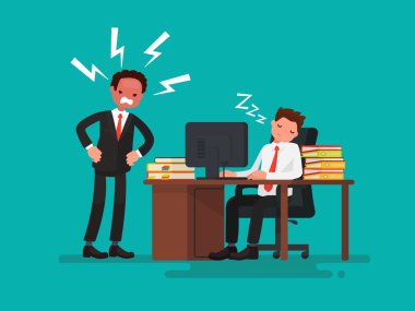 Yorgun ofis çalışanı yanındaki bir masada uykuda kızgın bir patrondur