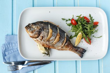 Kızarmış balık ve salata.