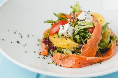 Portakal ile Somon salata