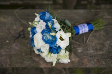 Ahşap arka plan üzerinde buket düğün