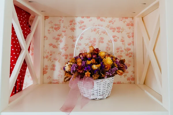 Hermosos estantes con flores — Foto de Stock