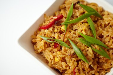 Yeşil soğan, yakın bir plaka üzerinde çekim ile Asya kızarmış pilav