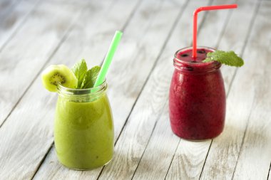 Payet ile kavanozlara Blackcurrant ve kivi smoothies