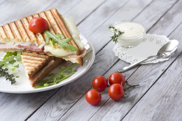 Sandwich with ham and tomatoes on wood background — Stock Photo, Image