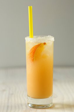 Tablo yakın çekim üzerinde bir bardak taze portakal suyu