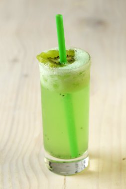 Taze kivi suyu bir bardak üzerinde tablo yakın çekim