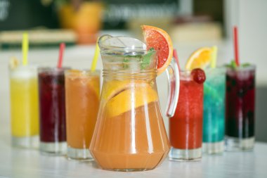 Greyfurt limonata jag ve renkli içecekler cam 