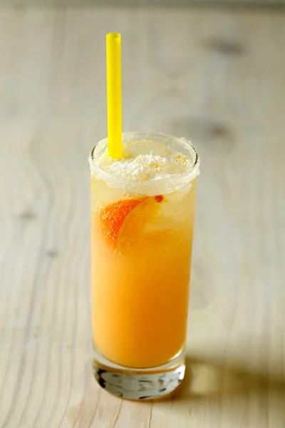 Sumo de laranja fresco em um copo na mesa close-up — Fotografia de Stock