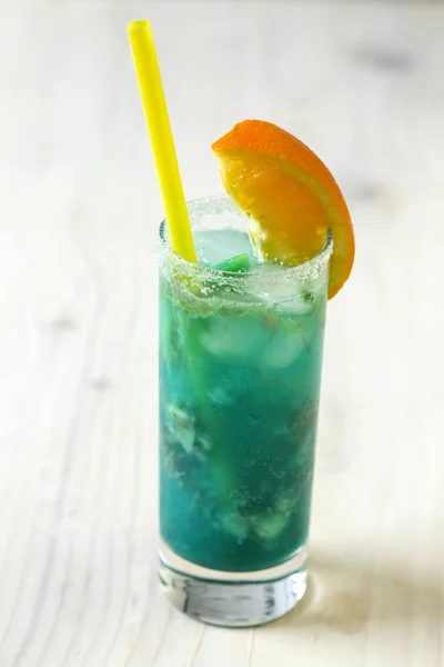 Limonada azul em vidro com gelo e limão sobre fundo de madeira — Fotografia de Stock