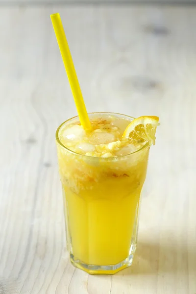 Limonada em vidro com gelo e limão sobre fundo de madeira — Fotografia de Stock