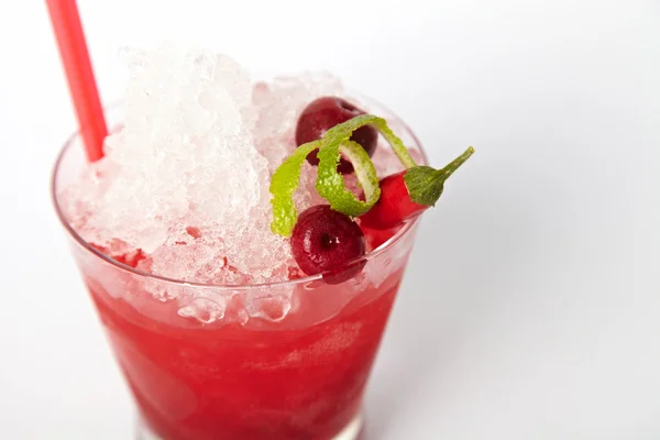 Bebida de coquetel vermelha com gelo, limão e pimenta isolada no fundo branco — Fotografia de Stock