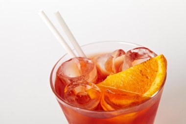 Beyaz arka plan üzerinde izole buz closeup ile turuncu kokteyl içki