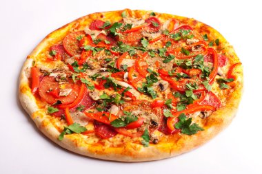 Salam, domates, kırmızı biber ve üzerinde beyaz izole mantarlı pizza