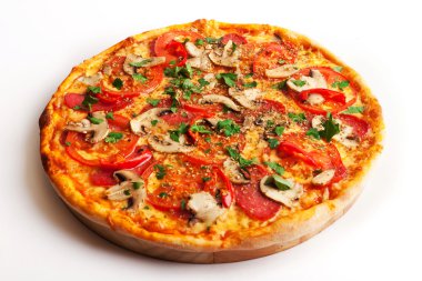 Salam, domates, kırmızı biber ve üzerinde beyaz izole mantarlı pizza