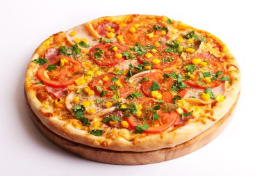 Pizza jambon, domates ve üzerinde beyaz izole Mısır ile