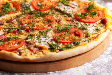 Jambon, domates ve üzerinde beyaz izole mantarlı pizza