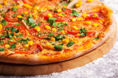 Pizza jambon, domates ve üzerinde beyaz izole Mısır ile