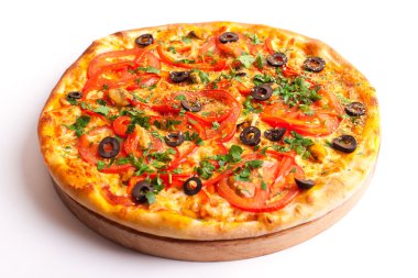 Zeytin, domates ve üzerinde beyaz izole peperoni pizza