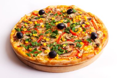Zeytin, Mısır ve üzerinde beyaz izole mantarlı pizza