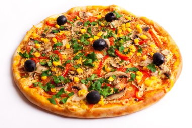 Zeytin, Mısır ve üzerinde beyaz izole mantarlı pizza
