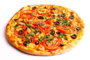 Zeytin, Mısır ve üzerinde beyaz izole mantarlı pizza