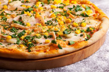 Jambon ve Mısır üzerine beyaz izole pizza