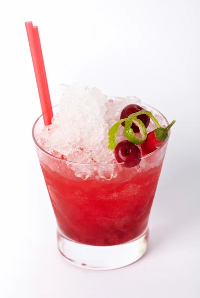 Bebida de coquetel vermelha com gelo, limão e pimenta isolada no fundo branco — Fotografia de Stock