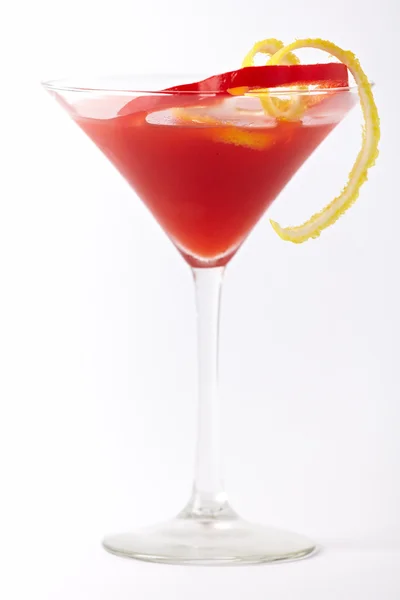 Cocktail rosso con limone e paprica isolati su sfondo bianco — Foto Stock