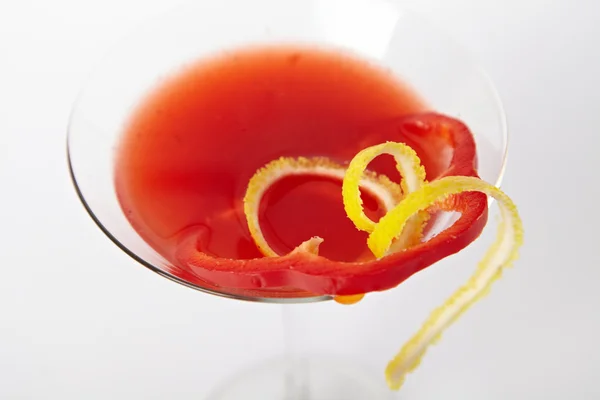 Röd cocktail drink med citron och paprika isolerad på vit bakgrund — Stockfoto